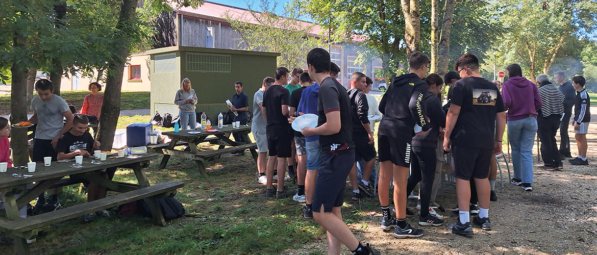 La visite s’est clôturée autour d’un barbecue. ©Photo Mélanie Becker