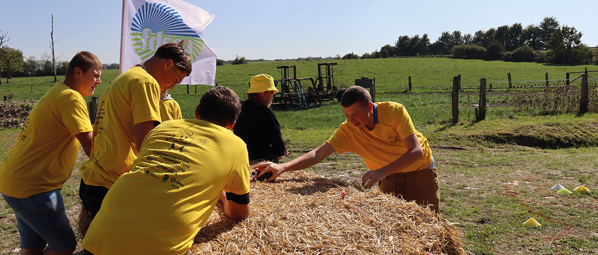 Sur le stand de la FDSEA des Vosges, la course de sac à patate départageait les candidats. ©Photo Marion Falibois