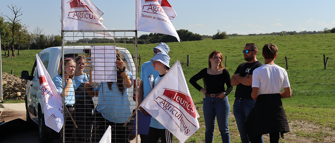 Sur le stand des Jeunes Agriculteurs il fallait travailler en équipe pour trouver les mots croisés. ©Photo Marion Falibois