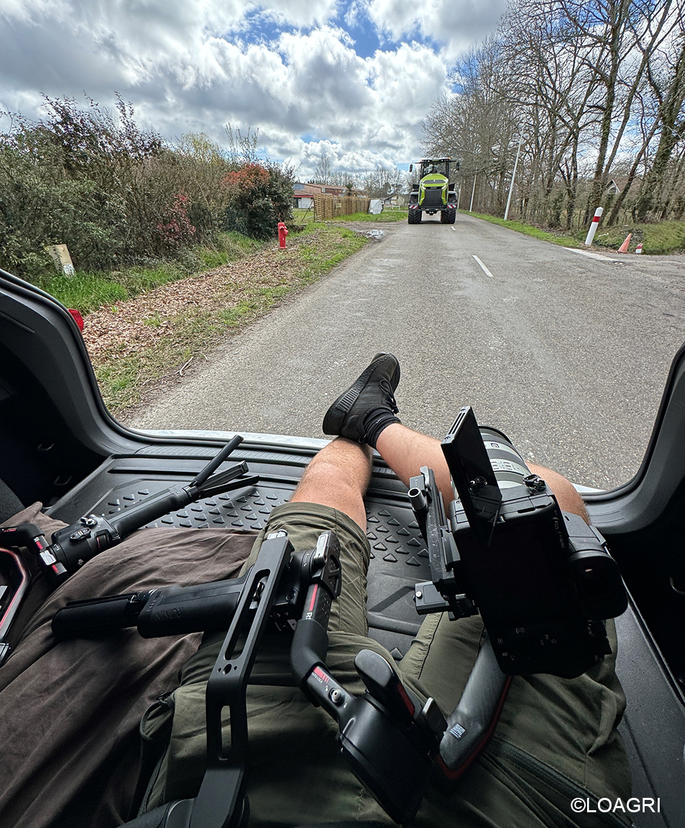 Lorsqu’il prend la route, le vidéaste transporte dans sa voiture trois valises de matériel dont cinq appareils photo © LOAGRI.