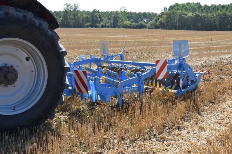 Un fissurateur de sol Déméter d’Actisol, armé de deux premières rangées de dents...