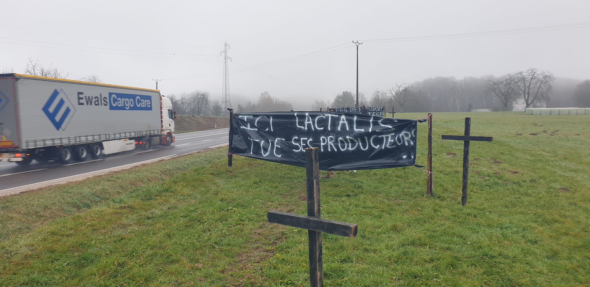 Le groupe Lactalis a annoncé par voie de presse, le 25 septembre dernier, sa décision de dénoncer unilatéralement les contrats qui le liaient à plusieurs centaines de producteurs laitiers. Crédit photo : FDSEA70