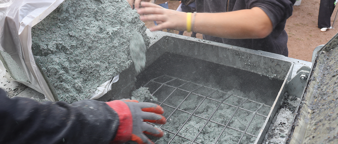 L’hydromulching est un mélange de fertilisant, de fixateur, de semences et d’un mélange de mulch et de fibres de cellulose. © Photo Mélanie Becker