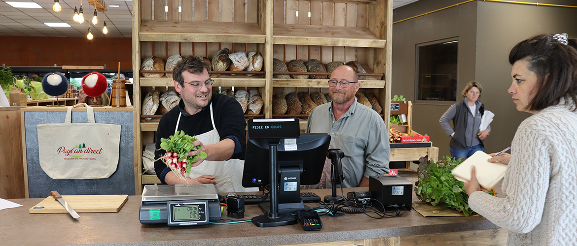 C’est avec joie que producteurs et consommateurs ont inauguré les caisses enregistreuses du magasin. Photo Marion Falibois