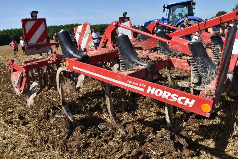 Le Horsch Terrano 3FX est un déchaumeur capable de travailler la couche superficielle aussi bien que d'ameublir les sols jusqu’à 30 cm. 