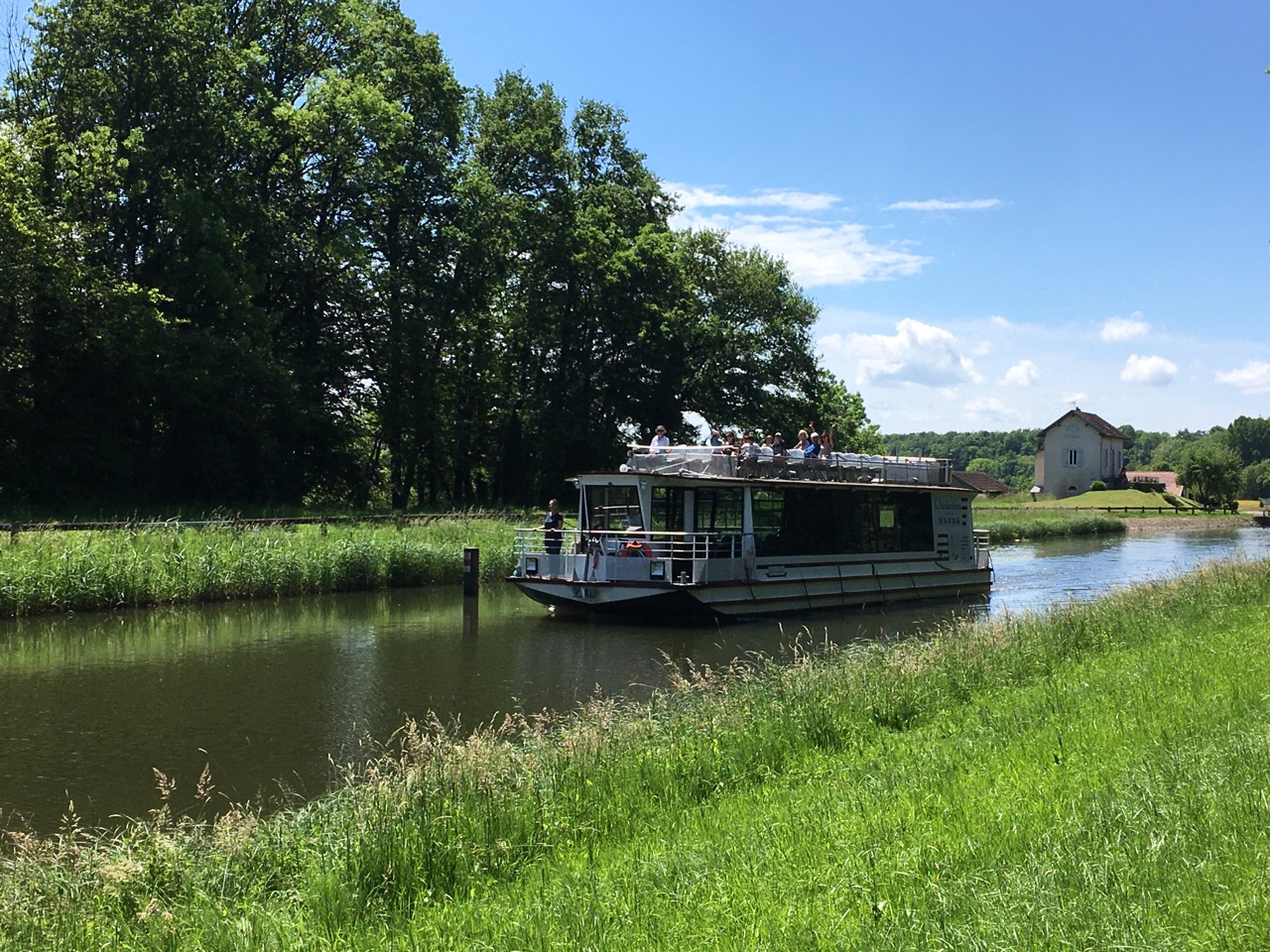 La petite Saône est une destination très prisée des plaisanciers : ce serait la seconde voie d'eau de France en termes de fréquentation. Crédit photo : Destination Saône