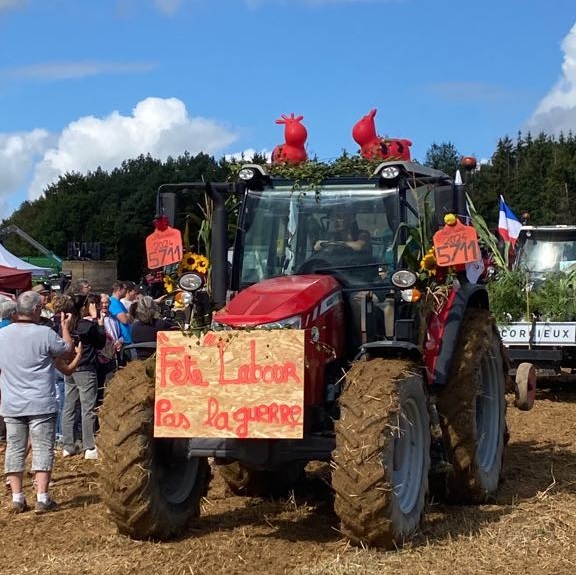 Les tracteurs décorés qui défilent pour la traditionnelle bénédiction avant le concours. © Photo JA88